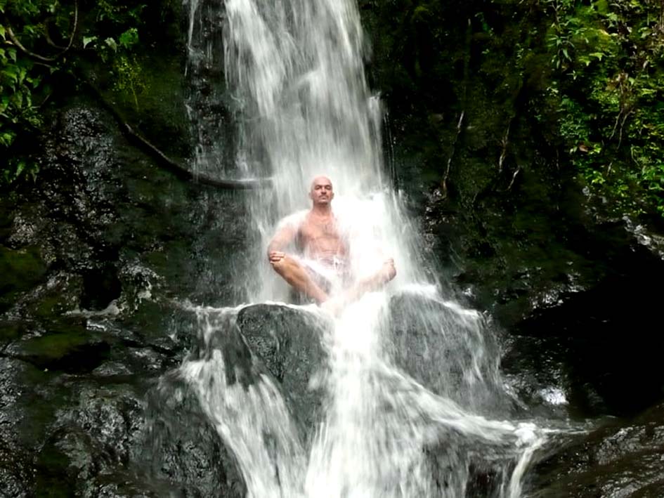 Практика под водопадом
